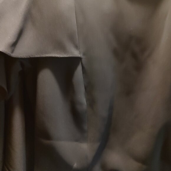 Women's Size 34 (US Size 04) "Dolce Mark) Black & White Asymmetric Hem Top - Picture 2 of 4